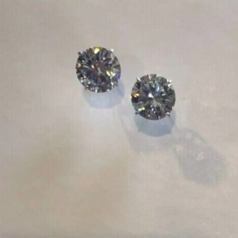 14k White Gold Round Diamond Earrings